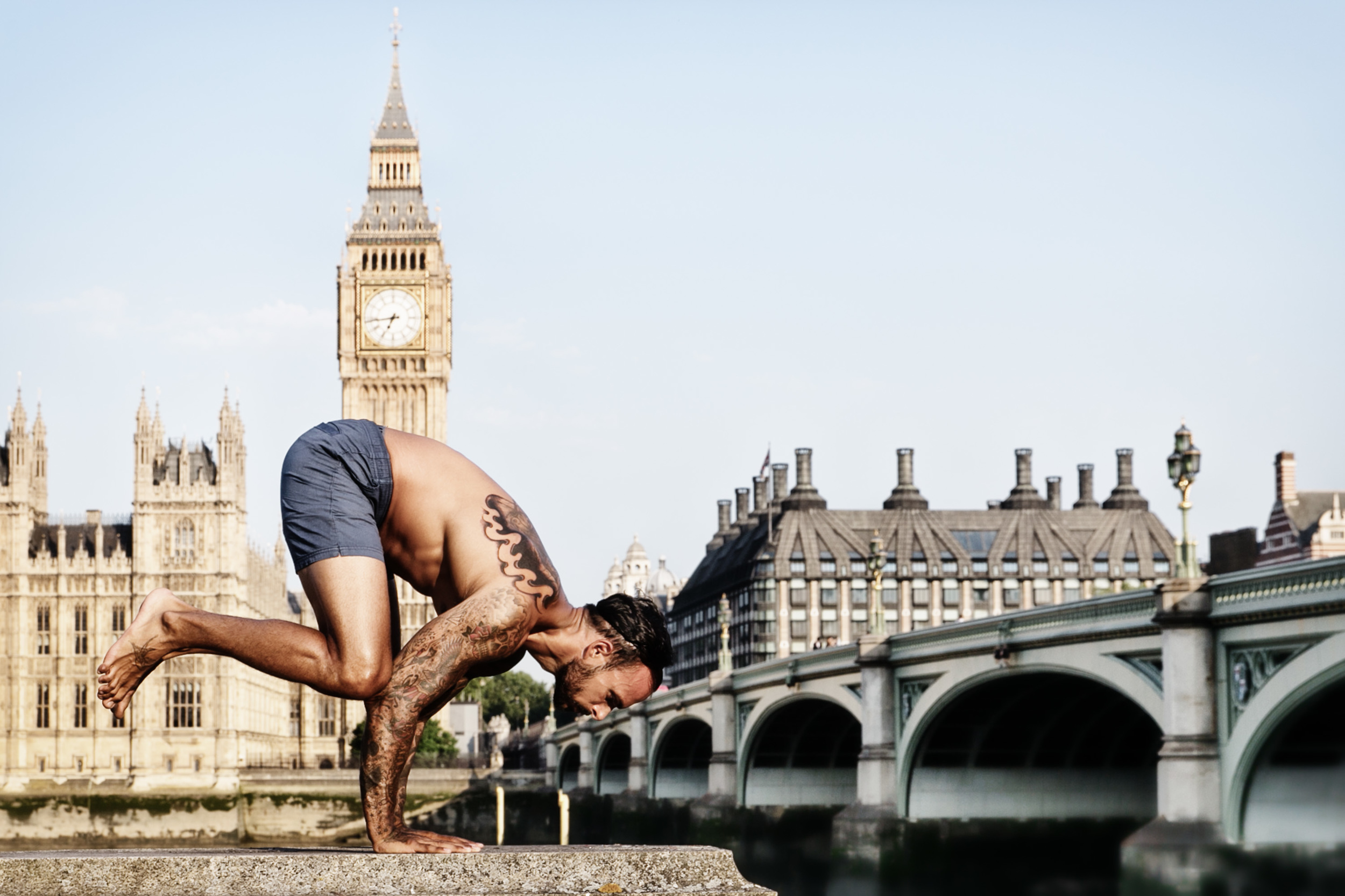 Публично: стриптиз и йога на улицах большого города