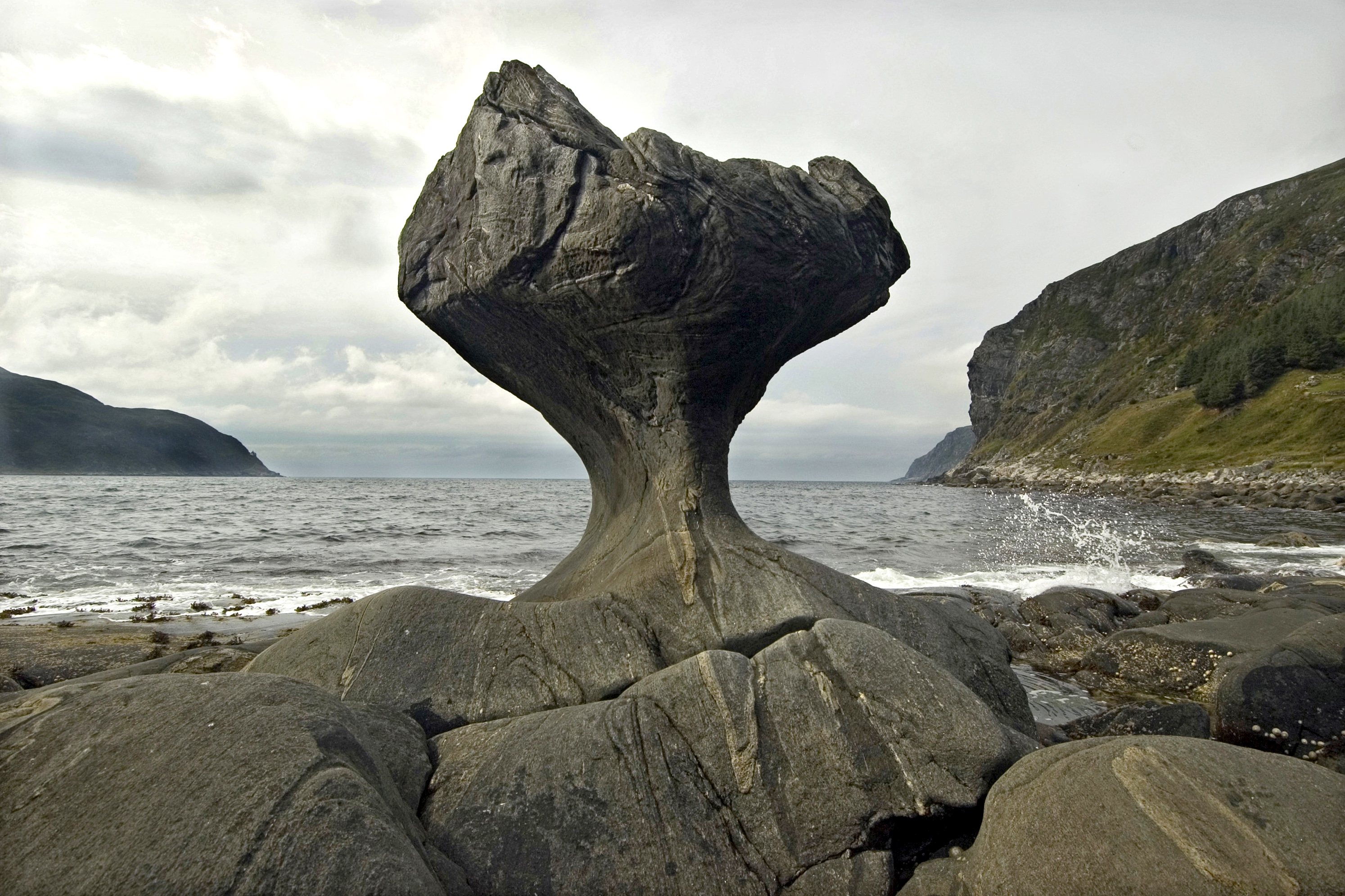 Sotwe tocil. Камень Kannesteinen Норвегия. Вода камень точит. Причудливые валуны. Камни в воде.