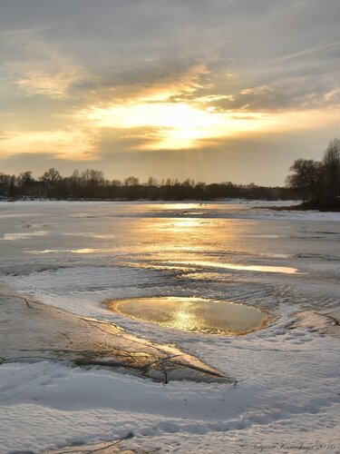 Тает лёд на реке ...