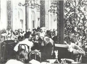 1920. Владимир Ленин на заседании II конгресса Коминтерна в бывшем Андреевском зале Кремля g