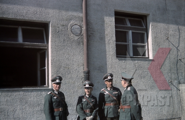 stock-photo-austrian-officers-4th-mountain-division-enzian-gebirgsartillerieregiment-94-lohengrin-kaserne-innsbruck-1940-12166.jpg