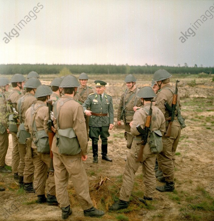 DDR-Volkspolizei/Manverbesprechung/Foto - -