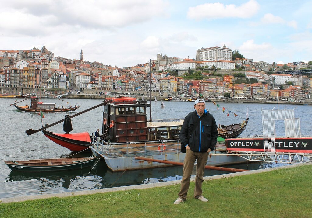 Porto. Along Douro river by 'rabelos' boat