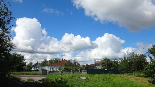 Улица и облака