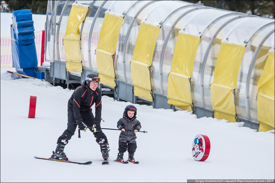 Норвежские дети на лыжах