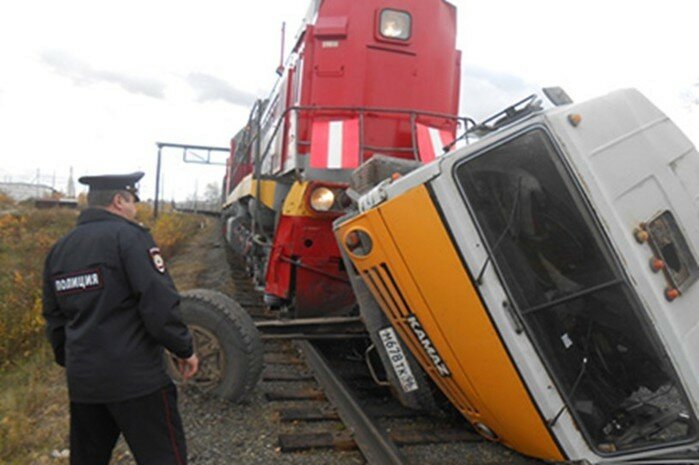 Девушка на Infiniti столкнулась с локомотивом в Екатеринбурге. Авто-железнодорожные столкновения в России