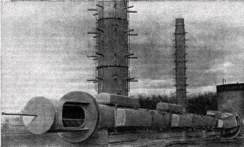 Ствол башни сооружался с помощью единственного в мире самоподъемного агрегата весом около 300 тонн. 