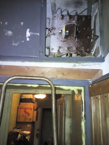 Вызов электрика аварийной службы с целью замены неисправного вводного автомата коммунальной квартиры в этажном щите