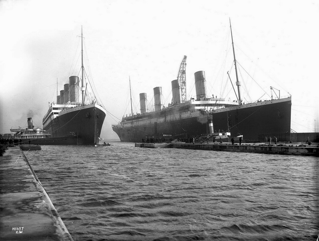 Olympic_and_Titanic.jpg