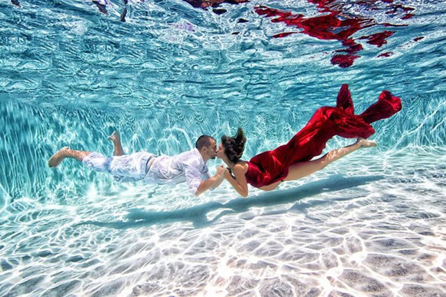 Красивые фотографии беременных женщин под водой. Будущие мамочки ныряют в бассейне