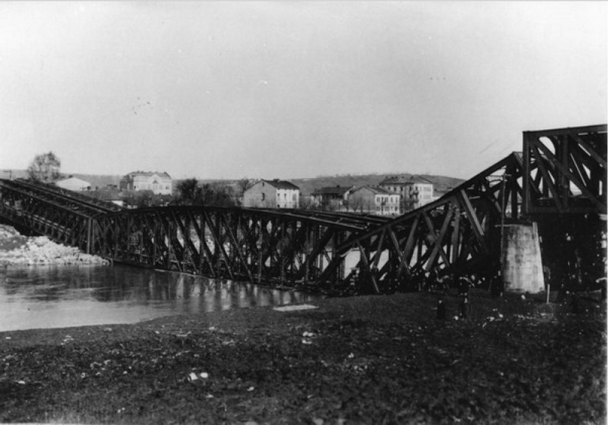 Взорванный мост через реку Сан