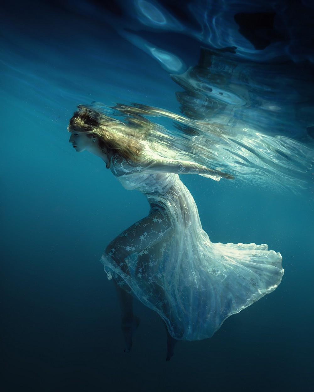 Девушка в воде красиво. Фотосессия под водой. Девушка под водой. Девушка в воде.