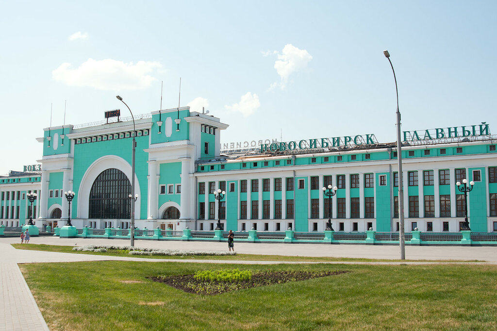 Жд вокзал зоопарк. ЖД вокзал Новосибирск. Новосибирский вокзал главный. Железнодорожный вокзал Новосибирск главный. ЖД станция Новосибирск главный.