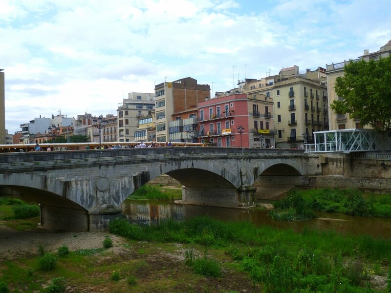 Жирона, на реке Оньяр (Girona, on the river Onyar)