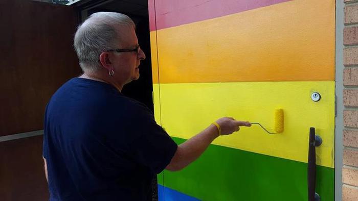 В США вход в церковь покрасили в радужные ЛГБТ цвета