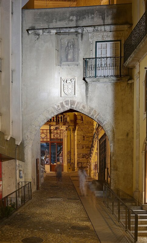 Night Coimbra. The Barbican gate (Porta de Barbacã)