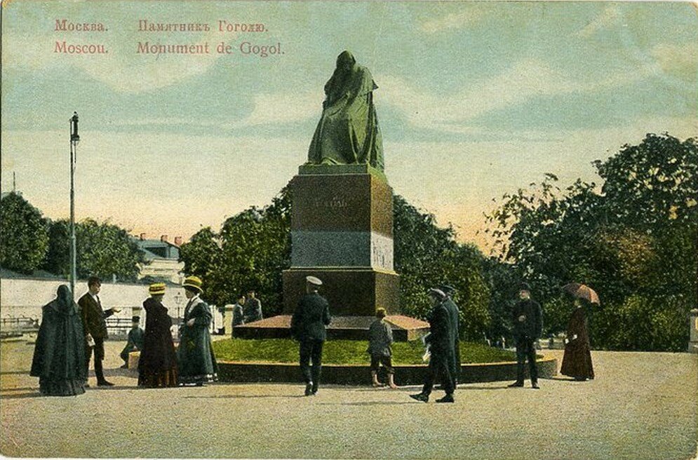 Арбатская площадь. Памятник Н.В. Гоголю