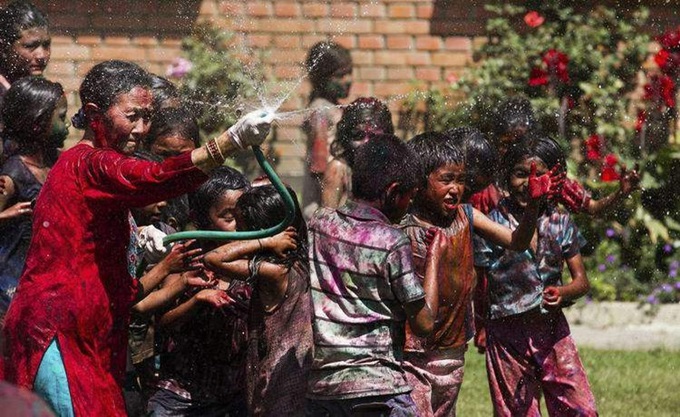 Брызги и цветной порошок на фестивале Холи в Непале