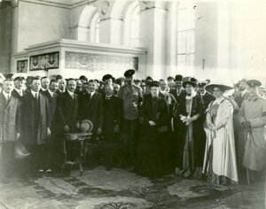 Группа участников открытия выставки. В первом ряду справа налево  великий князь Борис Владимирович ; великие княгини Елена Владимировна , Виктория Федоровна и Мария Павловна.