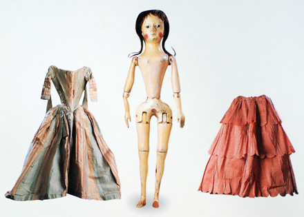 Деревянная кукла одна из первых игрушек впр. Шарнирная кукла 18 века. Кукла одета по моде 18 века. Шарнирные куклы в старинных костюмах. Деревянные куклы в 18 веке.