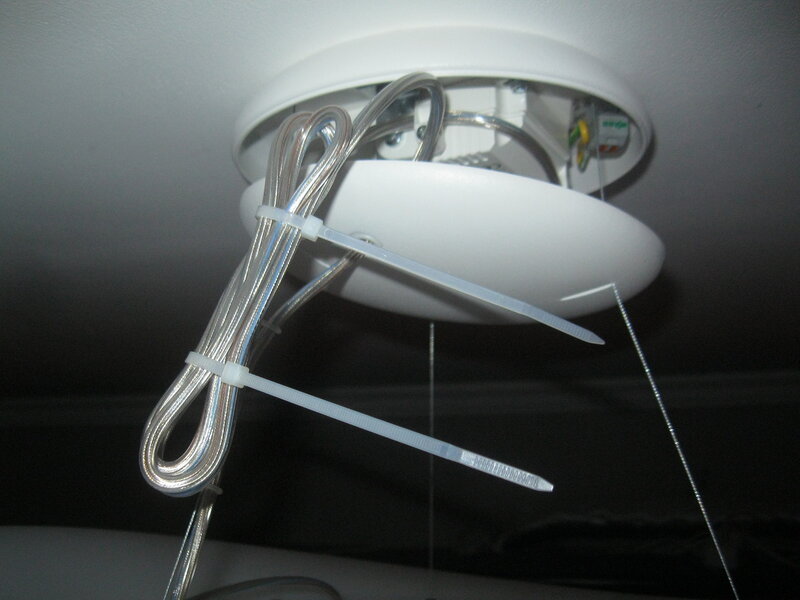 Установка люстры-бублика с кольцевой люминесцентной лампой на кухне квартиры в новостройке