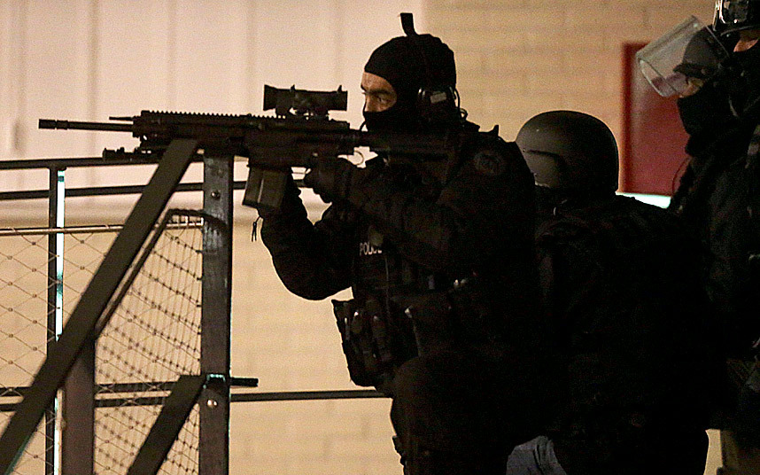 Вооруженные полицейские окружают террористов, Париж, Франция