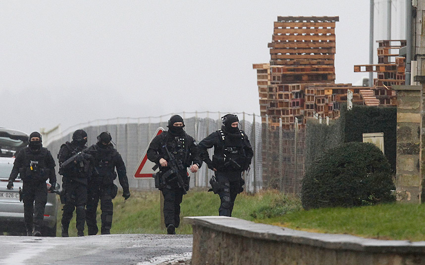 Вооруженные полицейские окружают террористов, Париж, Франция