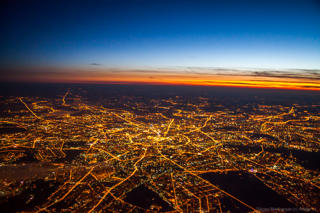 Полет на самолете уфа. Вид из самолета. Вид ночной Москвы из самолета. Москва вид с самолета ночью. Вид из самолета на Москву.