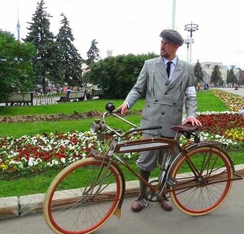 Господин с велосипедом