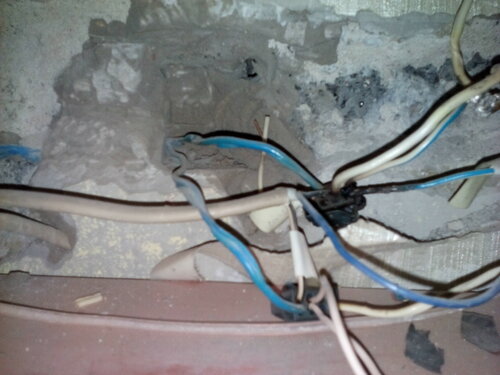 Вызов электрика аварийной службы из-за искрения безобразных соединений проводки под потолком прихожей