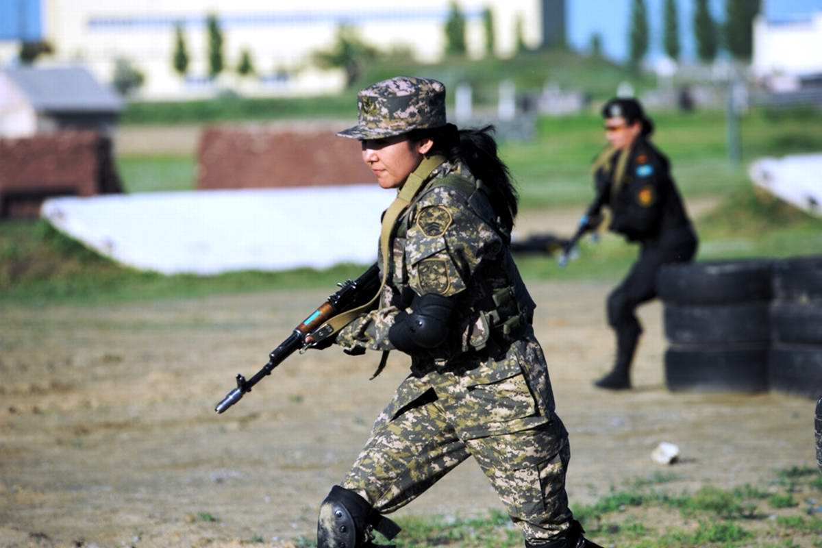 В казахстане служат в армии. Женщины военные Казахстана. Казахские женщины в армии. Военные женщины в казахской армии. Женский спецназ.