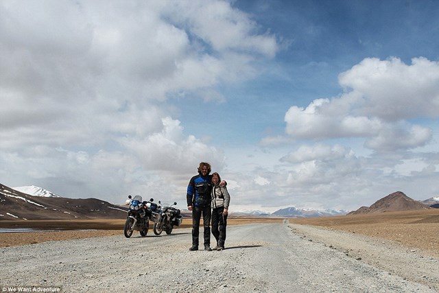 Парень и девушка объехали на мотоцикле 16 стран (фотографии)