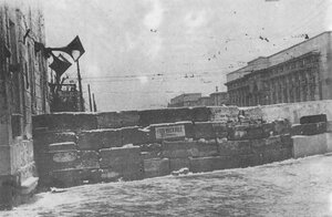 1941. Баррикады в блокадном Ленинграде на Международном  проспекте у трамвайного парка