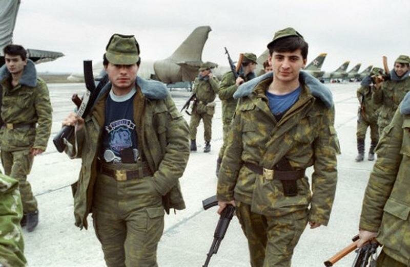 Вс рф 1992. Российская армия в 1992 году. Военная форма 2000-х. Форма Российской армии 1992. Форма армии ЧРИ.