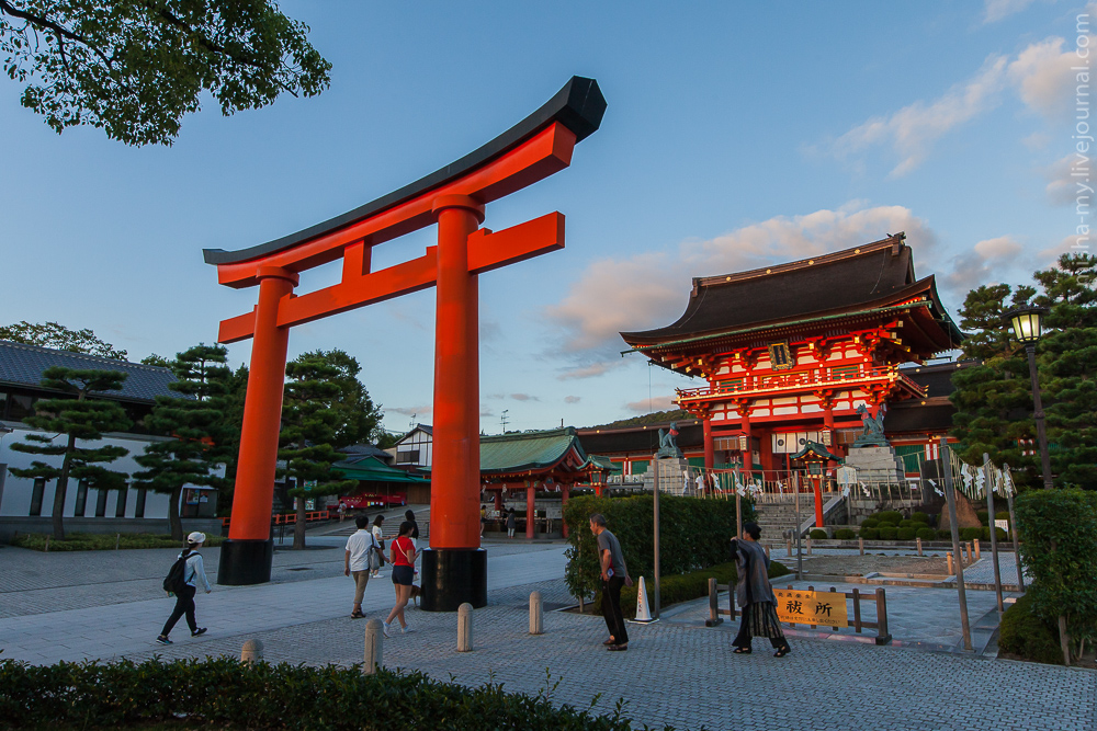 Японские св. Святилище Синто в Японии. Японская Церковь Синтоистский храм. Синтоистский храм в Киото. Киото (город в Японии) синтоистские святилища Киото.