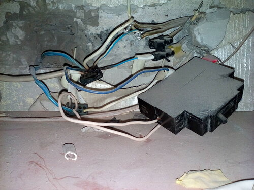 Вызов электрика аварийной службы из-за искрения безобразных соединений проводки под потолком прихожей