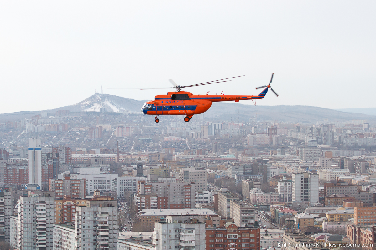 Вертолет москва полет. Вертолет над городом. Полет на вертолете над Москвой. Красный вертолет. Красный вертолет над Москвой.