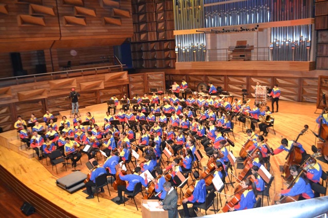 Симфонический оркестр Венесуэлы выступил в спортивных костюмах