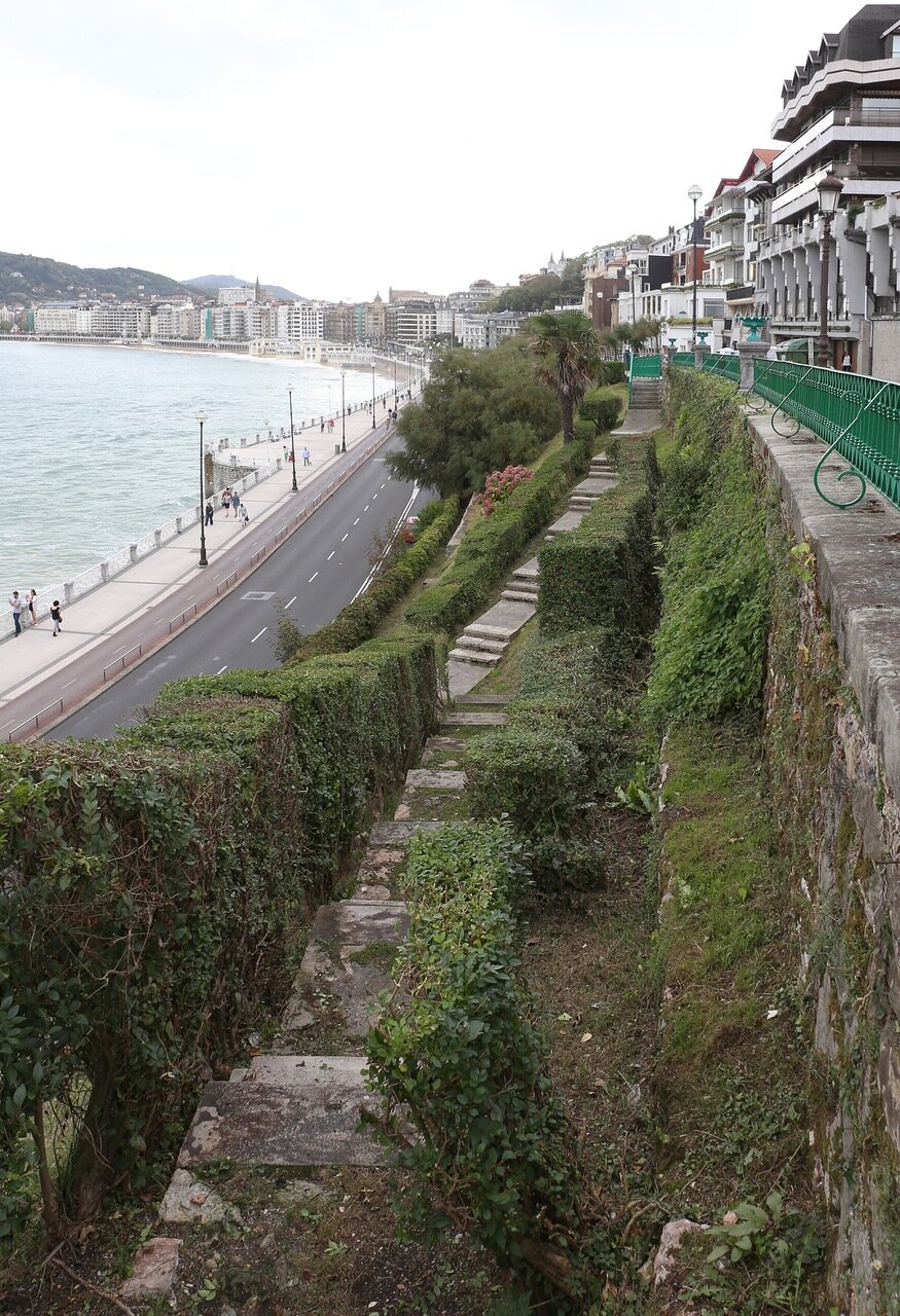 Donostia-San Sebastian. Paseo de Miraconcha)