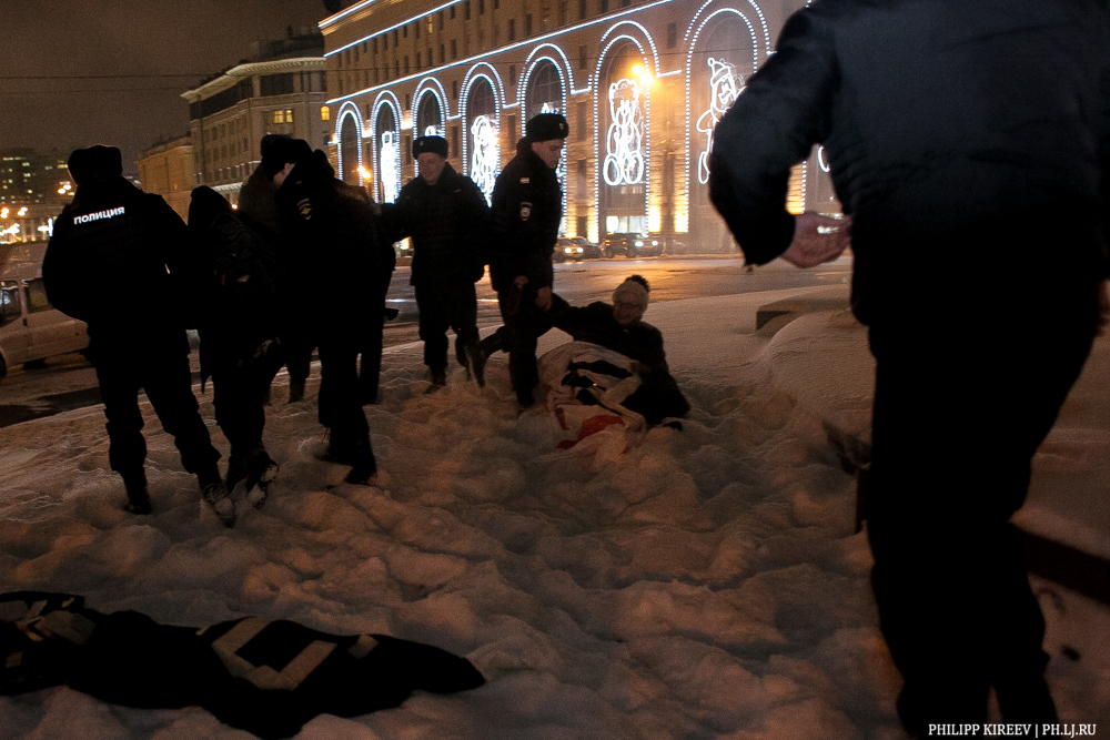 Полиция и центр «Э» пресекли акцию в поддержку Савченко 
