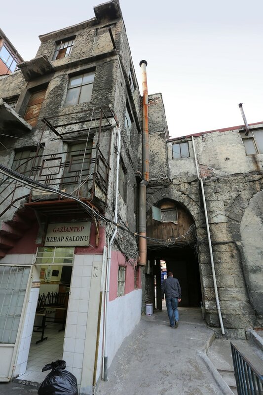Стамбул. Старый дворик в Фатихе