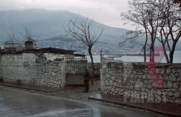 stock-photo-wehrmacht-soldier-standing-guard-at-the-harbour-of-jalta-ukraine-1942-11439.jpg