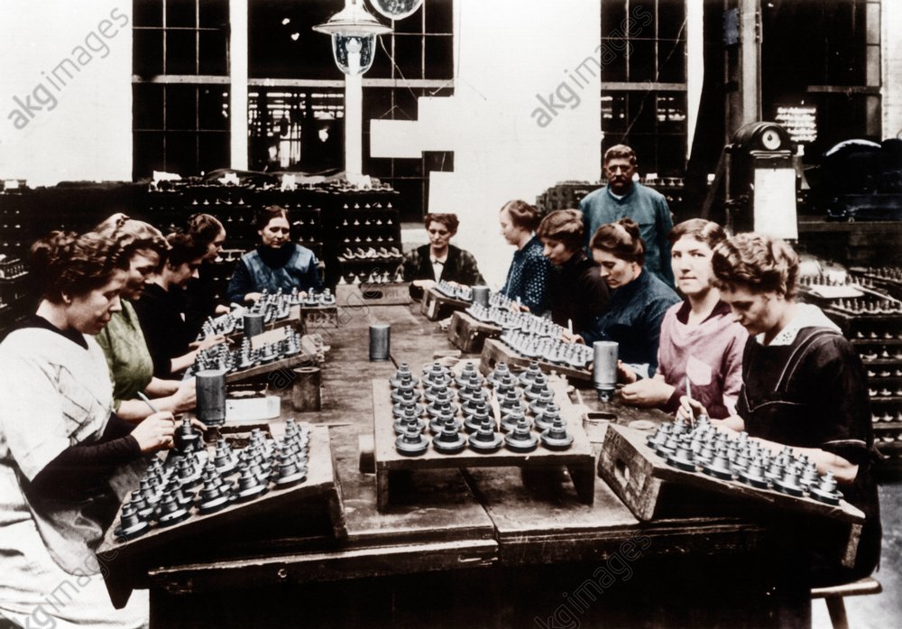 Deutschland/Frauen in dt.Rьstungsbetrieb - WWI, Germany, women in an ammunition factory / photo 1917 -
