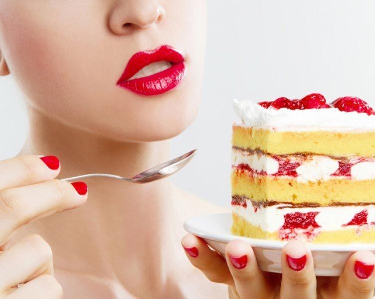 8. Будьте осторожны с десертами Помимо того, что сладкое может привести к появлению лишних килограмм