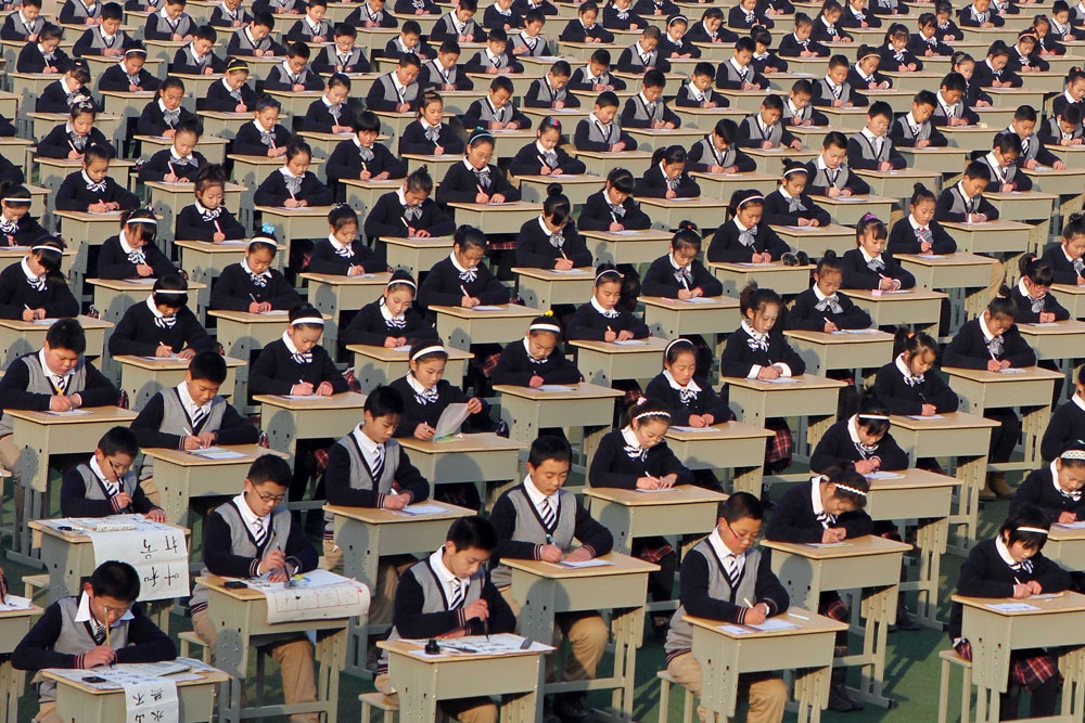 В Китае школьникам разрешают спать на уроках Китай
