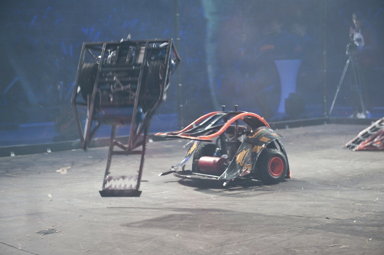 Битва роботов цирк. Битва роботов Дрималовский робот 2019 Solarbot. Победители битвы роботов. Битва роботов на арене.