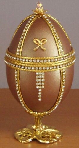 Пасхальные яйца с декоративными камнями