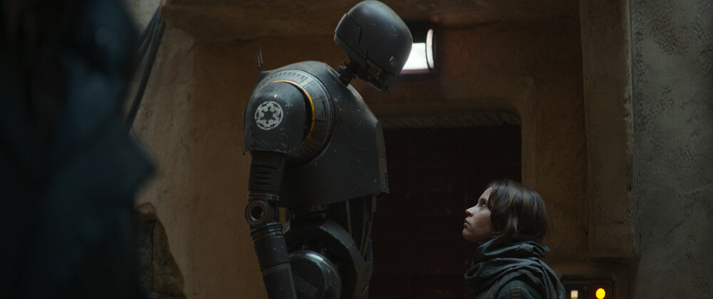 Rogue One: A Star Wars Story..L to R: K-2SO (Alan Tudyk) and Jyn Erso (Felicity Jones)..Ph: Film Frame ILM/Lucasfilm..©2016 Lucasfilm Ltd. All Rights Reserved.