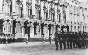 Кирасиры (справа) и стрелки Лейб-гвардии 4-го полка (слева) в момент смены караула у Екатерининского дворца в день смотра потешных.