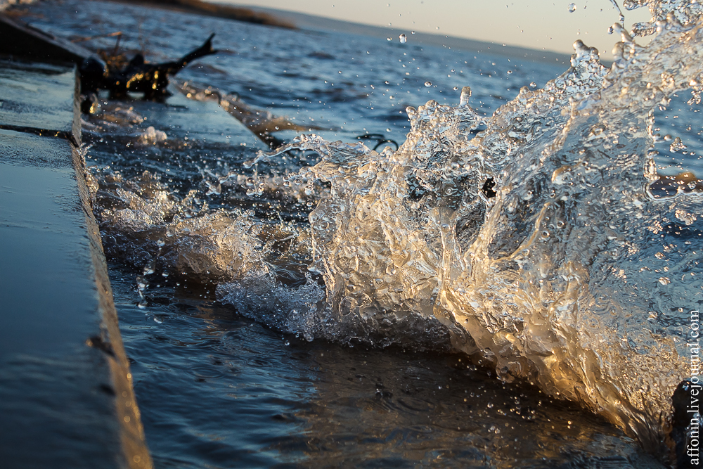 Время короткой воды. Волны разбиваются о причал. Море на разных выдержках. Выплеск воды на берег. Берег Волги волна.